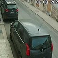 Defeca in via pendio San Lorenzo ad Andria, ripreso dalle telecamere