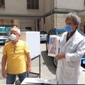 150 camici ospedalieri al  "Bonomo " di Andria, la generosità dell'associazione  "Daniela D'Ercole "