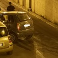 Nella notte, auto sbanda e finisce contro veicoli in sosta