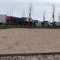 Prosegue la protesta degli autotrasportatori: presidio sulla strada tangenziale vicino al casello autostradale