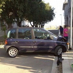 Viale Orazio: auto sbanda e finisce contro un palo