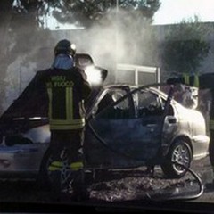 Auto in fiamme in carreggiata sull'Andria-Bisceglie