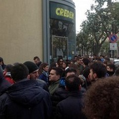 La protesta coinvolge lo sportello  "Credem " di Corso Cavour