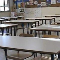 Arredi delle scuole, 625 banchi ed 840 sedie per gli istituti andriesi
