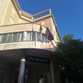 Tricolore logoro e strappato: "Quel cencio non è la mia bandiera "