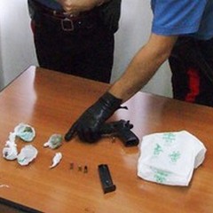 Pistola e droga in una villa privata di Barletta: due giovani arrestati