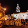 La Madonna dei Miracoli accolta da migliaia di fedeli nel viaggio verso il suo Santuario