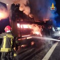 A fuoco una bisarca sull'A/14 nei pressi di Canosa di Puglia