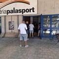 Andria, lunghe file al Palasport per il ritiro delle buste per la raccolta differenziata