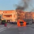 Prende fuoco autovettura in via Indipendenza: intervento di Polizia Locale e Vigili del Fuoco