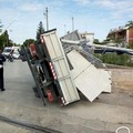 Si ribalta un camion sulla ferrovia, circolazione ferroviaria interrotta