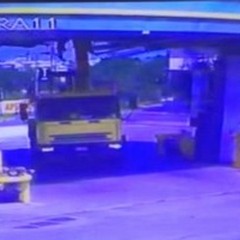 Camion gru contro distributore in via Canosa: tanti danni