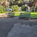 Cartacce e bottigliette "adornano" le panchine di piazza Unità d'Italia