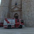 Castel del Monte circondato dalla fiamme: i Vigili del fuoco cinturano tutta la zona