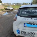 Predoni agricoli fuggono alla vista delle guardie giurate ed abbandonano auto rubata