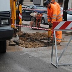 Cedimento stradale in Via Verdi: buca nell'asfalto