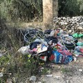 Via Macchie di Rose, una strada impraticabile occupata da rifiuti di ogni genere