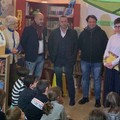 Gli "Amici per la vita " onlus consegnano libri alla biblioteca diocesana