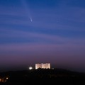 La chioma della  "cometa del secolo " brilla su Castel del Monte