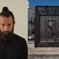 Il corpo dell'odio nella gabbia del consenso: la provocazione iperrealista di Dario Agrimi ad Andria