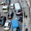 Incidente su viale Venezia Giulia: scontro tra moto e furgone
