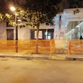 Corso Cavour: mattonella selvaggia provoca cadute e bagni imprevisti per gli ignari passanti