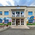 Un murale floreale all'istituto scolastico  "Mariano-Fermi "