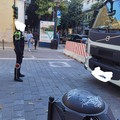 Viale Crispi, mezzo pesante della raccolta rifiuti tenta di entrare nella zona pedonale recentemente rinnovata