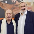 Emiliano conferisce il premio alla carriera a Lino Banfi