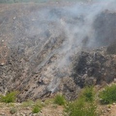 Trovata la  "cava-discarica " in fiamme a Trani. Ecco foto e video