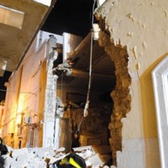 Crolla palazzina poco prima delle 21 in via Teresita ad Andria
