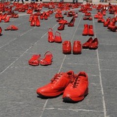Mille scarpette rosse per l'installazione di  "Zapatos Rojos "
