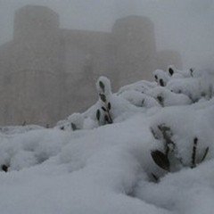 Neve e turisti: lo spettacolo magico di Castel del Monte