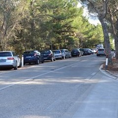 Tornano le auto sulle banchine di Castel del Monte, fioccano le multe