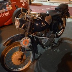 Un'antica Moto Guzzi donata dalla Polizia Locale al Club Storie e Motori Federiciani