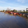 Tir perde parte del carico: olive in salamoia invadono la carreggiata. Le FOTO