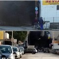 Incendio in un'autofficina di via Barletta: ingenti i danni. Il VIDEO