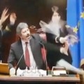 L'on. D'Ambrosio (M5S) fa gesto delle manette contro il Pd, bagarre alla Camera