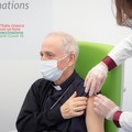 Mons. Mansi vaccinato presso l'hub di San Valentino