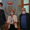 “Una Rosa per Norma”: il Comitato 10 Febbraio dona fumetto “Foiba Rossa” alla Biblioteca Comunale e al Sindaco Bruno