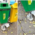 Bottiglie di plastica abbandonate fuori dagli appositi contenitori, nei pressi di un edificio scolastico