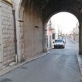 Sanificazione del tratto viario dell'arco di Porta Sant'Andrea, liberato dal guano dei colombi