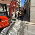 Operai al lavoro su via Salvator Rosa tranciano tubo del gas