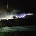 Vasto incendio in un capannone sull'Andria Corato: ingenti danni