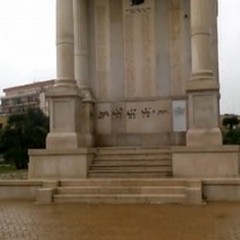 Monumento ai Caduti violato da inaccettabili graffiti