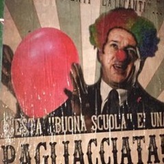 Il volto di Renzi ed un naso da pagliaccio: la singolare protesta degli studenti