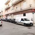 Segnaletica ignorata e traffico bloccato, quando parcheggiare diventa un'impresa