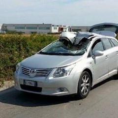 Tir perde una sponda che finisce su un'auto: 24enne salvo per miracolo