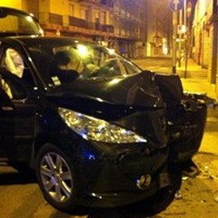 Incidente in via Duca di Genova: due feriti, due auto coinvolte