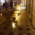 Piove e si allagano i marciapiedi di corso Cavour